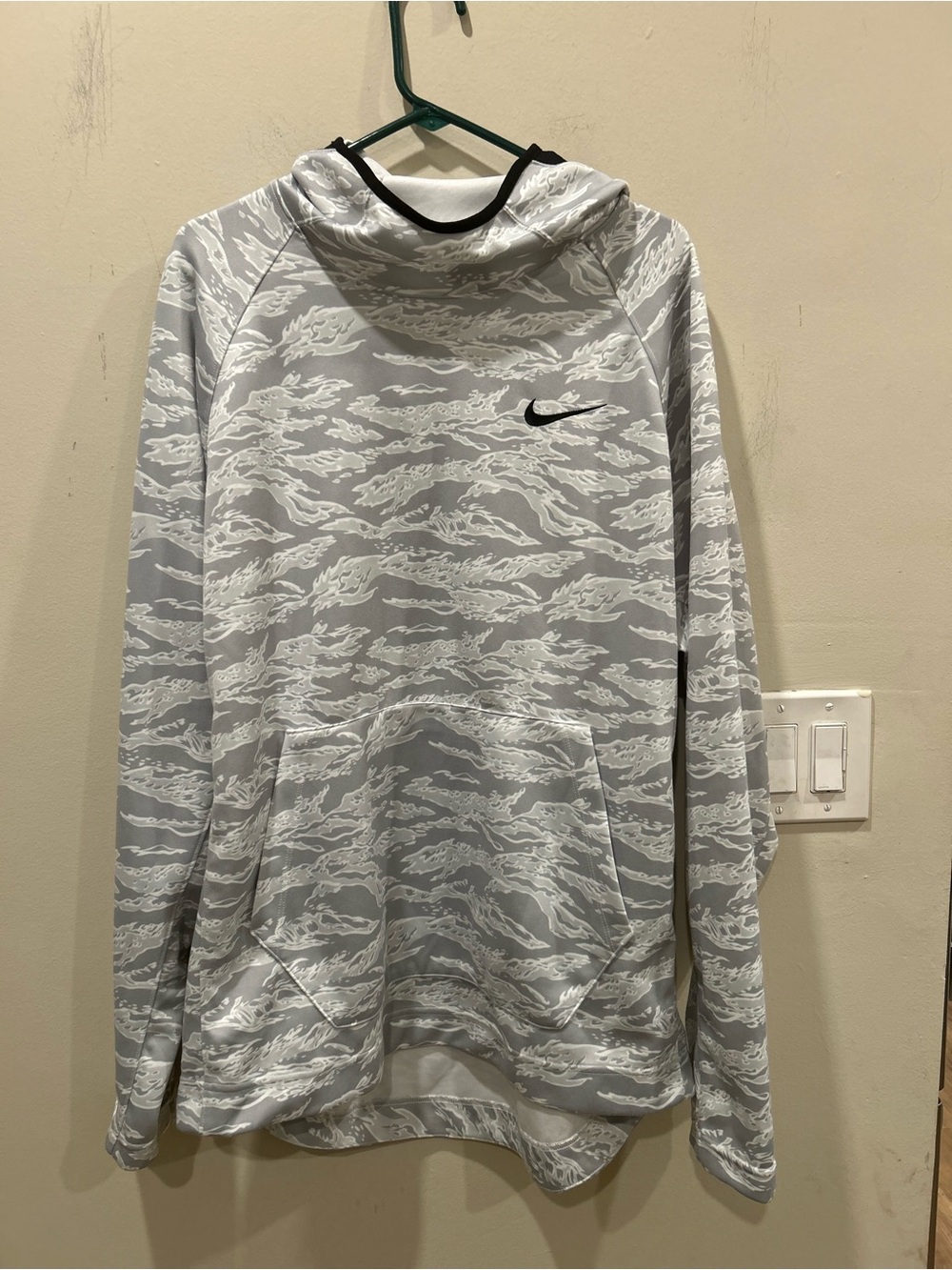 Nike Dri-FIT Men’s gray white tiger camo Spotlight hoodie black logo size XL.